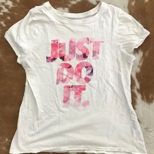 NEW LISTING of Nike Girls Tee JUST DO IT